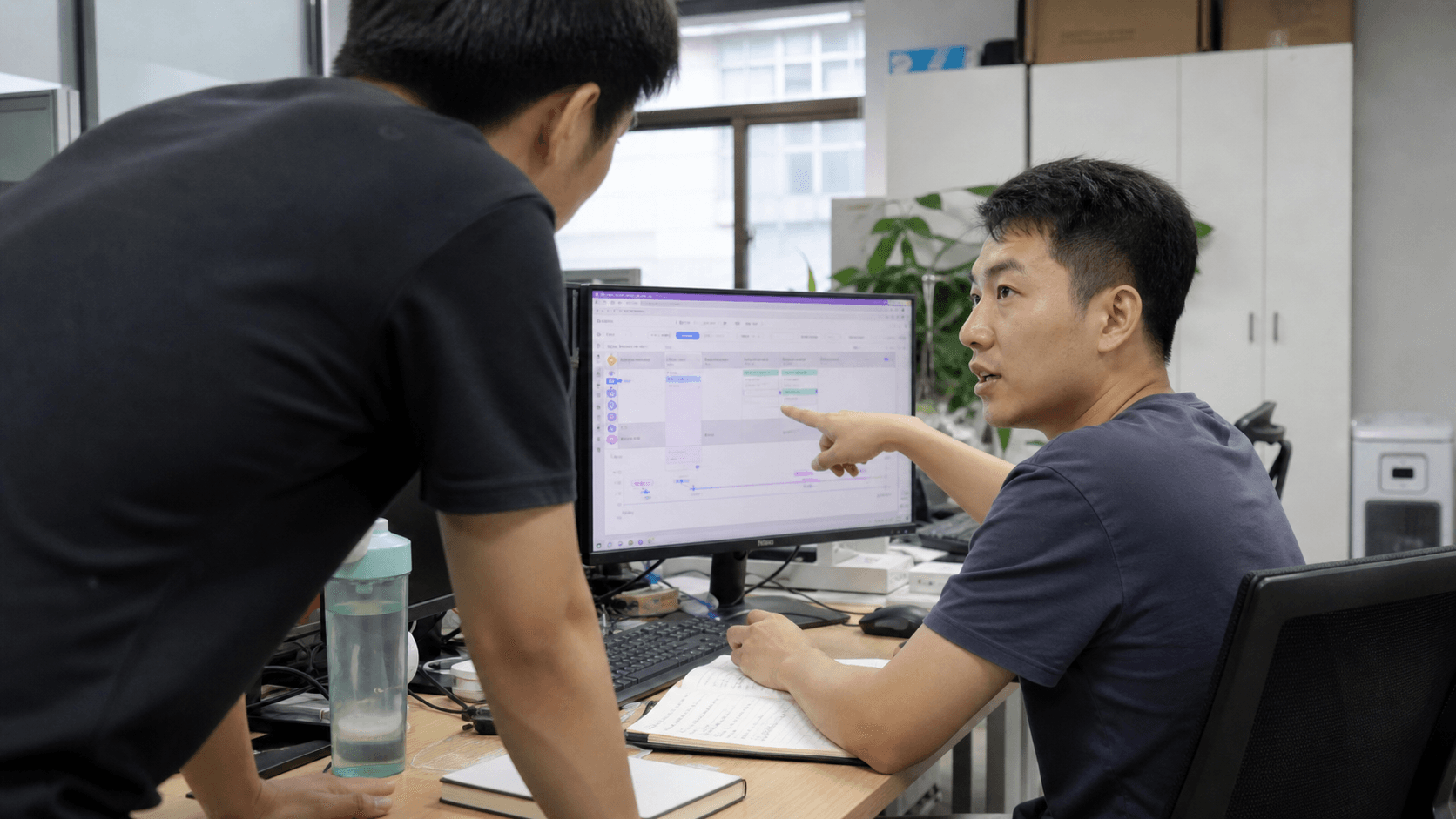 工程師在客戶辦公室聆聽團隊講解工作流程
