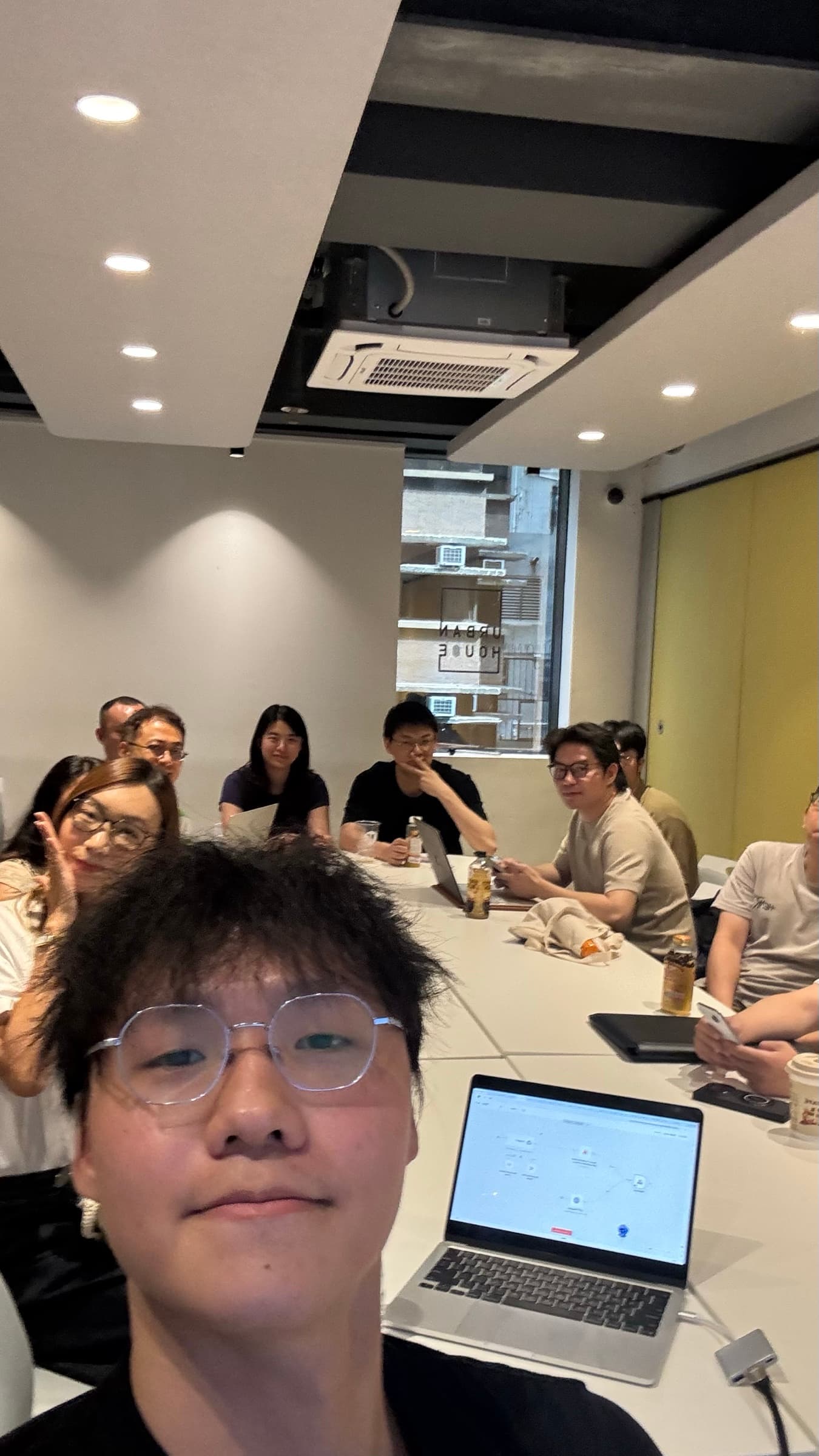 Jay 與企業 AI 工作坊學員在電腦課堂合照
