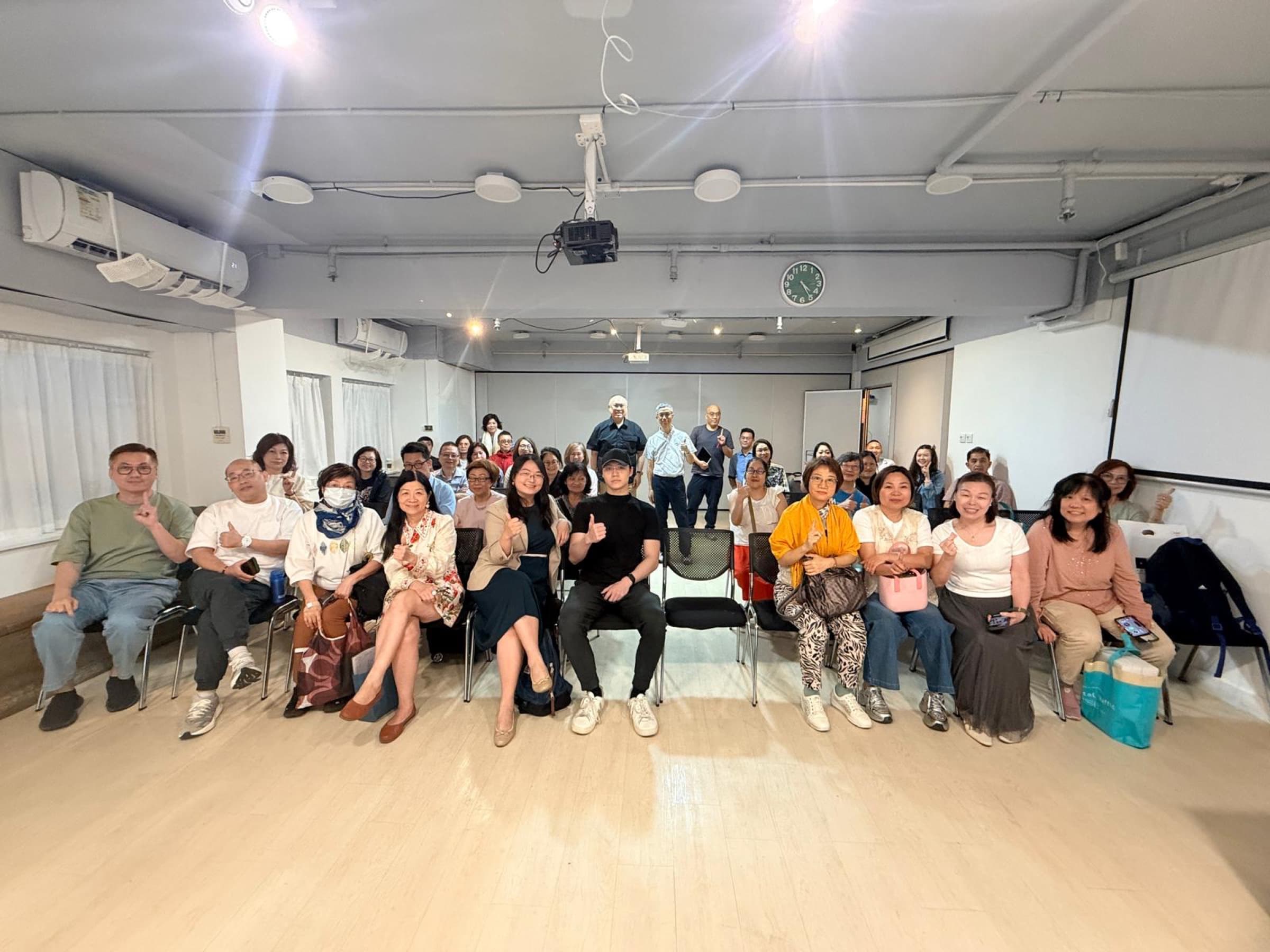 企業 AI 培訓完成後的學員大合照
