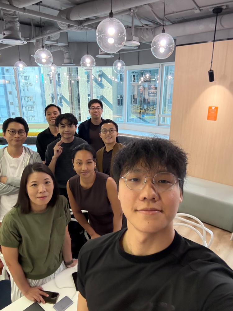 Jay 與 AI Automation 培訓團隊自拍合照